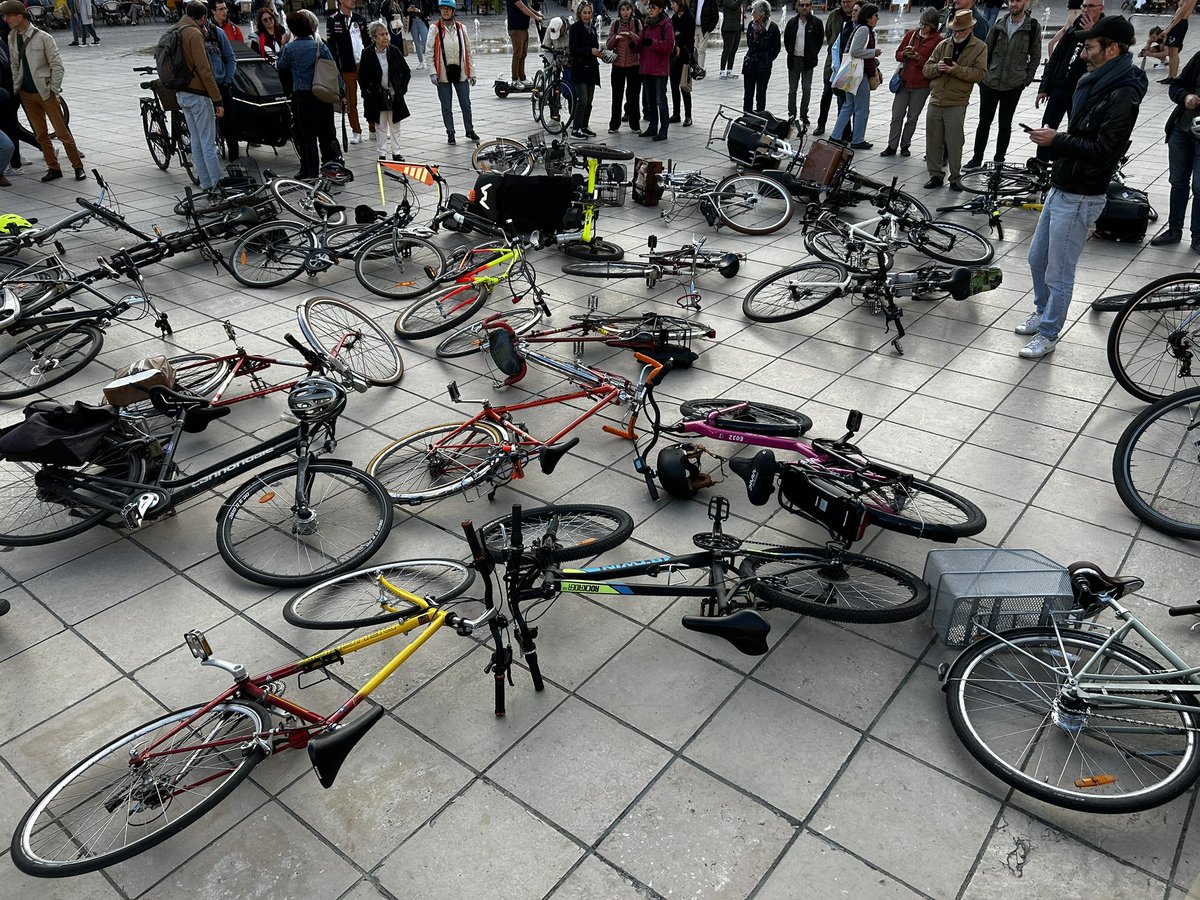 Les manifestants ont ensuite spontanément déposé leurs vélos au sol, en hommage à Paul Varry, ce jeune cycliste mort à Paris, écrasé par un automobiliste 🚲