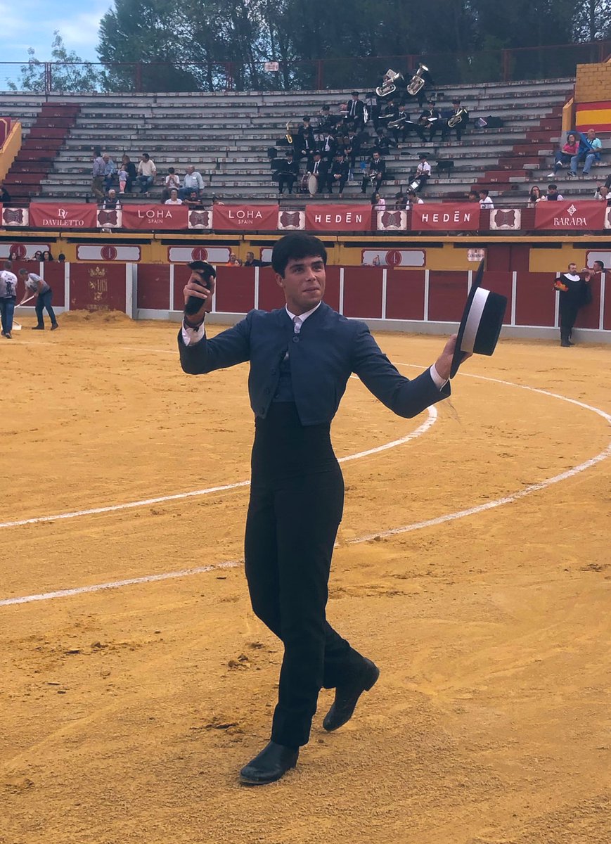 📍Ubrique.- 𝗢𝗿𝗲𝗷𝗮 𝗽𝗮𝗿𝗮 𝗘𝘀𝘁𝗲𝗯𝗮𝗻 𝗠𝗼𝗹𝗶𝗻𝗮

El alumno cuajó una buena faena con ambas manos en especial con la izquierda, rematada con estocada a un novillo de Martin Lorca con dificultades resueltas por el novillero.