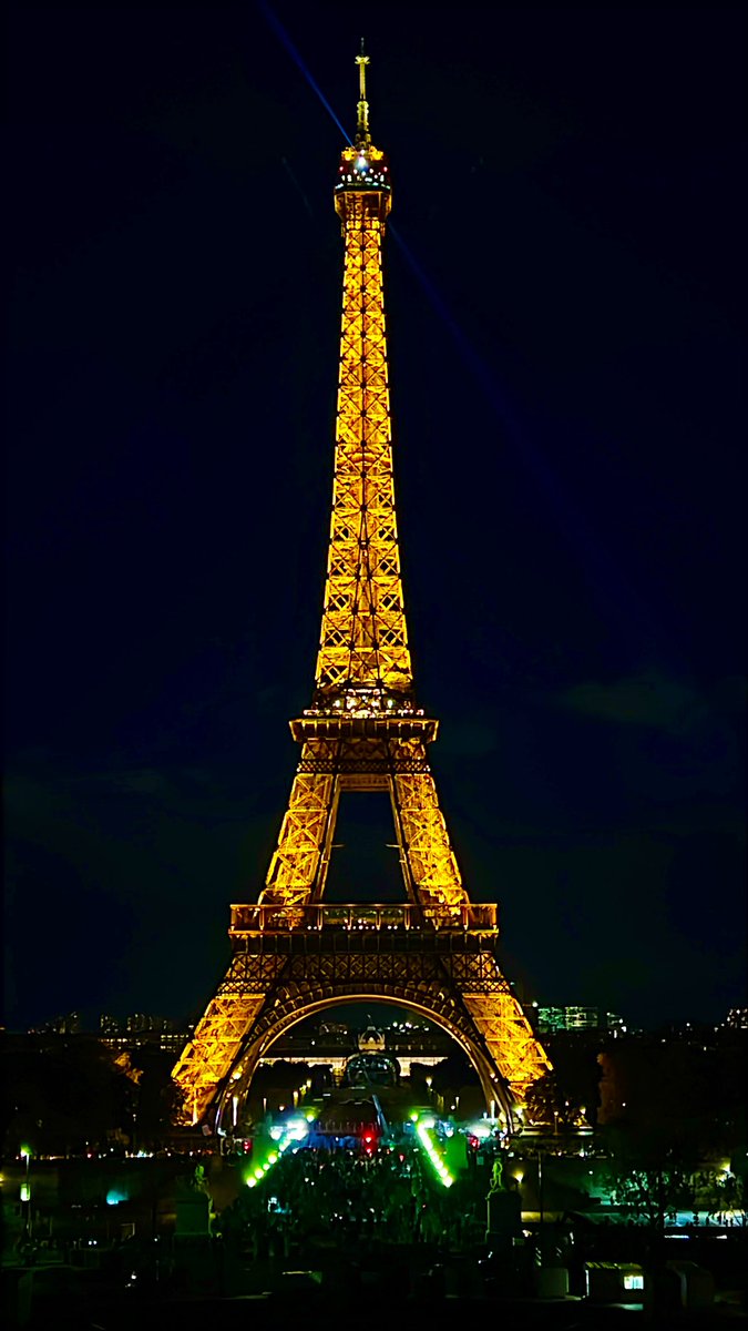 Rawdds's tweet photo. “PARIS is a moveable feast.” 
 🇫🇷 https://t.co/f6kWaWp3h4