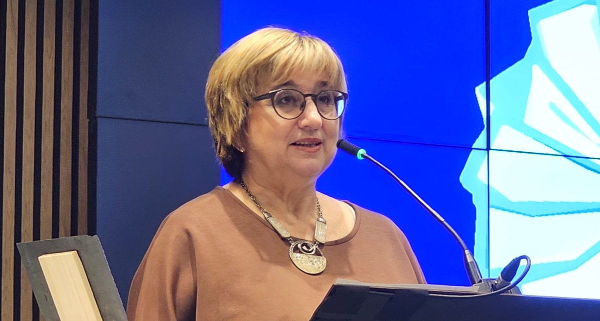 #Premiosaclebim a <a href="/NatiMoncasi/">Nati Moncasi🎗🚜👩‍💻📚</a> su realización personal está relacionada con el desarrollo de su trabajo.
La gestion de los #bibliobuses le ha dejado ese empaque emocional
#11CNBM