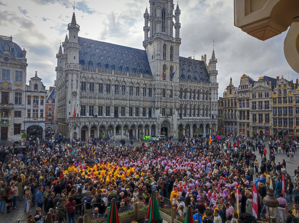 💥 Quina gran estrena a plaça amb aquests dos primers castells de 6, <a href="/MannekesBru/">Mannekes de Brussel·les</a>!

💛 És un orgull immens ser els vostres padrins i haver-vos acompanyat en una diada tan especial! #CastellsInBrussels

Ara a celebrar-ho!

📸 <a href="/cveventphoto/">CV_eventphotography</a>

#AllòQueVolem #castells