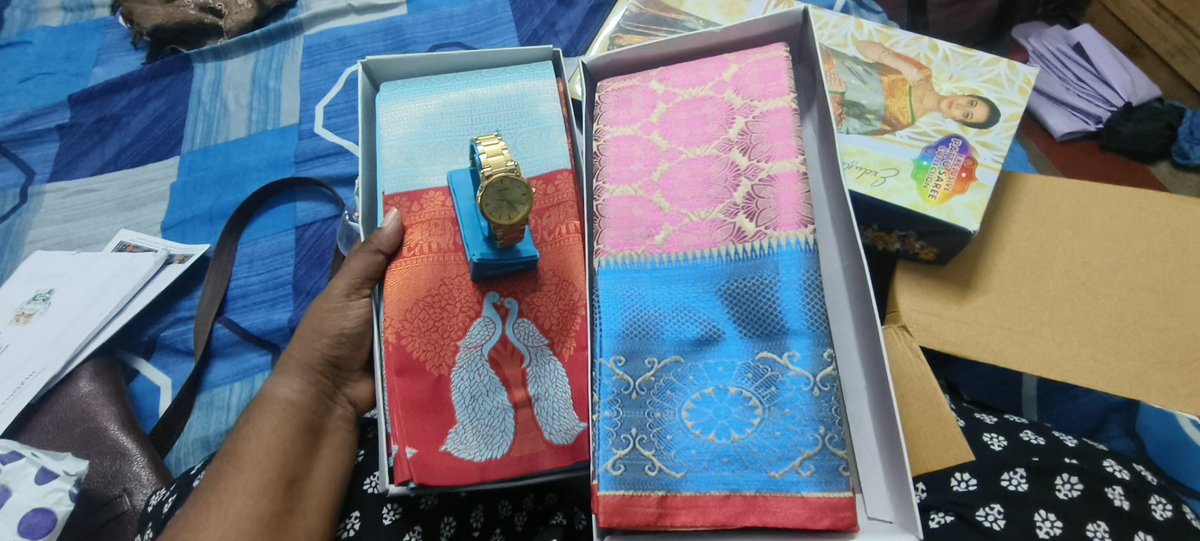 Tr_Gayathri's tweet photo. மணிக்கணக்கில் அரட்டை இல்லை...
போன் சிணுங்க சாட்'டிங் இல்லை...
மொபைல் சூடேற பேச்சுகள் இல்லை...
மாதந்தோறும் சந்திப்பில்லை...
பகிர்ந்து கொள்ள நேரமில்லை...
இப்படி ஓராயிரம் இருப்பினும்,
கோடானுகோடி நினைவலைகள்
எங்களுக்குள் நீக்கமற நிறைந்திருக்கிறது.
#25YearsofFriendship♥
என் பிறந்தநாளை கூட மறந்திருக்கிறேன், ஆனால் இவளுக மறந்ததில்லை! பேரன்புக்காரிகள். அடுத்த மாதம் வரும் என் பிறந்தநாளுக்கு இப்போதே பரிசுகள் வந்தது. அப்போ தானே ப்ளவுஸ் தைக்க முடியும்! 😵💫