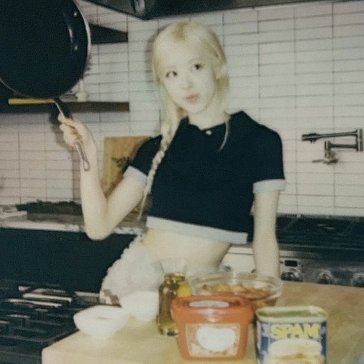 So pretty 

SPOTIFY HITMAKER ROSÉ  #ROSÉ_BRUNO_APT  #ROSÉ