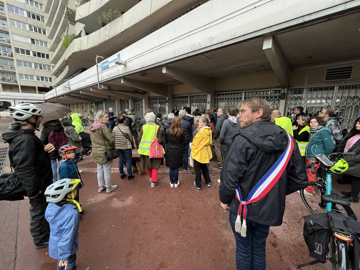 ColombesaveloM's tweet photo. Malgré la pluie, une soixantaine de personnes s’est rassemblée à Colombes pour rendre hommage à Paul.

Merci aux élu.e.s pour leur soutien !

Paul, on ne t’oubliera pas 🖤

#stopauxviolencesmotorisé #jesuispaulvarry #jesuispaul https://t.co/0EiwGWWhlW