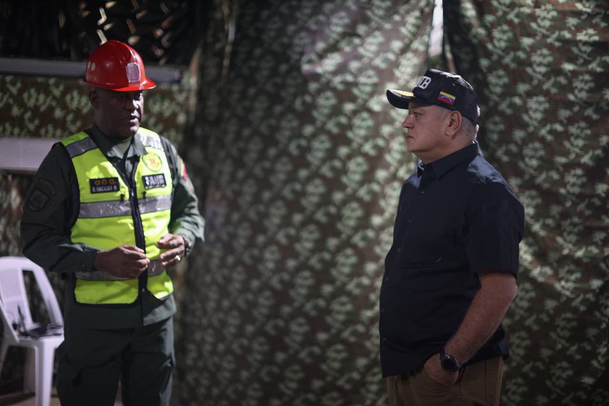 ConElMazoDando's tweet photo. #ContraElFascismoTunTun | El vicepresidente de Política, Suguridad Ciudadana y Paz, Diosdado Cabello Rondón (@dcabellor), realizó un recorrido por Cumanacoa para supervisar los trabajos de reconstrucción y recuperación que se llevan a cabo en esta ciudad capital del municipio Montes del estado Sucre, luego de los daños causados el pasado mes de julio debido a las lluvias causadas por el coletazo del huracán Beryl.
Durante este pase de revista, el también ministro para las Relaciones Interiores, Justicia y Paz conversó con el M/G Lockiby Belmontes, Autoridad Única de Cumanacoa, quien le notificó el estado de las obras que se llevan a cabo en esta ciudad sucrense bajo el marco del Proyecto Hugo Chávez, Cumanacoa Renace, instruido por el presidente de la República, Nicolás Maduro.

Posteriormente, Cabello se dirigió al barrio Blanco donde se construyó un muro de contención para evitar que las crecidas del río manzanares afecten este sector de Cumanacoa.

Durante su recorrido, el vicepresidente se comunicó con los ministros para la Vivienda y Hábitat, Raúl Paredes y para Obras Públicas, Juan José Ramírez y para el Transporte, Ramón Velásquez Araguayán, para coordinar esfuerzos en función de acelerar los trabajos para garantizar el cumplimiento de la instrucción dada por el Mandatario nacional.

#19Oct