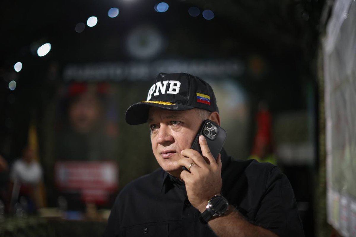 ConElMazoDando's tweet photo. #ContraElFascismoTunTun | El vicepresidente de Política, Suguridad Ciudadana y Paz, Diosdado Cabello Rondón (@dcabellor), realizó un recorrido por Cumanacoa para supervisar los trabajos de reconstrucción y recuperación que se llevan a cabo en esta ciudad capital del municipio Montes del estado Sucre, luego de los daños causados el pasado mes de julio debido a las lluvias causadas por el coletazo del huracán Beryl.
Durante este pase de revista, el también ministro para las Relaciones Interiores, Justicia y Paz conversó con el M/G Lockiby Belmontes, Autoridad Única de Cumanacoa, quien le notificó el estado de las obras que se llevan a cabo en esta ciudad sucrense bajo el marco del Proyecto Hugo Chávez, Cumanacoa Renace, instruido por el presidente de la República, Nicolás Maduro.

Posteriormente, Cabello se dirigió al barrio Blanco donde se construyó un muro de contención para evitar que las crecidas del río manzanares afecten este sector de Cumanacoa.

Durante su recorrido, el vicepresidente se comunicó con los ministros para la Vivienda y Hábitat, Raúl Paredes y para Obras Públicas, Juan José Ramírez y para el Transporte, Ramón Velásquez Araguayán, para coordinar esfuerzos en función de acelerar los trabajos para garantizar el cumplimiento de la instrucción dada por el Mandatario nacional.

#19Oct