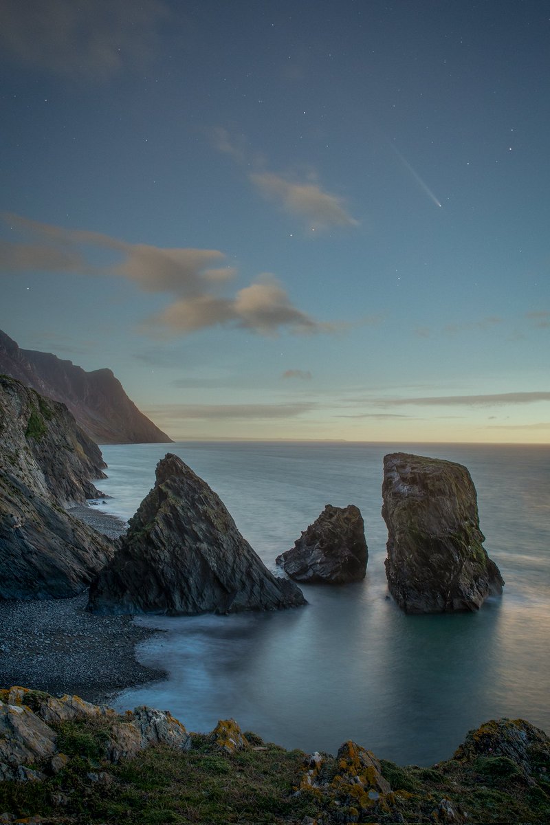 ☄️Comet over the Llŷn Peninsula.

I was treated to views of the comet the other evening in the skies over Trefor, North Wales. Glad the clouds kept away, otherwise 80,000 years is a long wait to try again.

Dave.

#comet #astro
