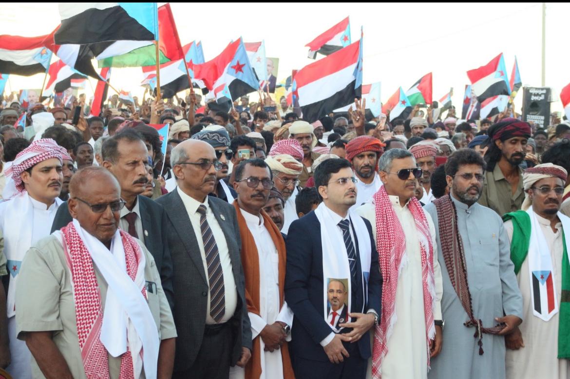 وكاني اشوف محمد علي ياسر محافظ المهره حاضر في المهرجان ولا. انا غلطان