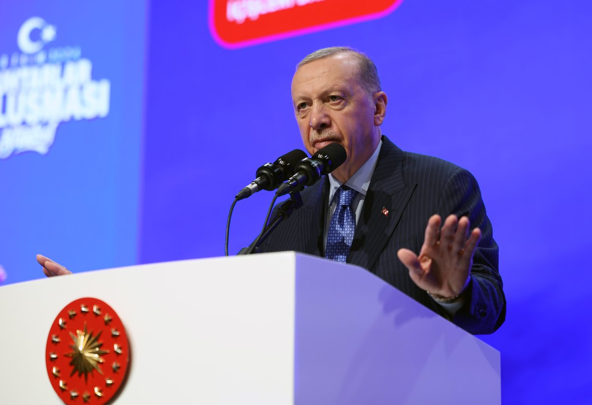 RTErdogan's tweet photo. Bu akşam güzel İstanbul’umuzun 39 ilçesinden 950 muhtarımızla bir araya geldik. Soframızı teşrif eden her bir kardeşime şükranlarımı sunuyorum.

Mahalle ve köylerine hizmet mücadelelerinde muhtarlarımızın yanında olmayı sürdüreceğiz.                                               

2015 yılında ilkini gerçekleştirdiğimiz muhtarlar toplantılarımızla, devletin zirvesiyle yerel demokrasinin sembolü olan muhtarlarımızı 53 defa bir araya getirdik.

Milletin Evi olarak tarif ettiğimiz Cumhurbaşkanlığı Külliyesi, aynı zamanda muhtarlarımızın da evi haline dönüştü.

Türkiye’nin dört bir yanından 40 binden fazla muhtarımızla bir araya geldik, istişare ettik, ülkenin ve milletin meselelerine ortak akılla çözüm yolları aradık.

Son 22 yılda muhtarlarımızın güçlendirilmesi adına sayısız adım attık.

İçişleri Bakanlığımız bünyesinde bir Muhtarlar Daire Başkanlığı kurduk. 

Büyükşehir belediyelerinde muhtarlık işleri dairesi başkanlıkları, diğer belediyelerde de muhtarlık işleri müdürlükleri ihdas ettik.

19 Ekim’i tüm Türkiye’de Muhtarlar Günü olarak ilan ettik.

Muhtarlarımızın maaşlarını, sigorta primlerini ve diğer özlük haklarını, yaptıkları görevin seviyesine uygun hale getirdik.

Muhtarların ödemekle yükümlü oldukları SGK primlerini devlet olarak biz karşılıyoruz.

51 ilimizde 2024 yılı için planladığımız 179 hizmet binasından 98’i hizmete girdi, kalan 81 tanesinin inşaatı ise hızla devam ediyor.

2 sene önce hizmete açtığımız Ankara Muhtar Evi’yle Ankara’yı ziyaretlerinde muhtarlarımızın üzerinden büyük bir yükü aldık.

Başlattığımız Muhtar Bilgi Sistemi sayesinde muhtarlarımızın ihtiyaçlarını daha hızlı bir şekilde karşılama yanında merkezdeki birimlerimizle muhtarlarımızın bağını güçlendirdik.

Adrese Dayalı Kayıt Sistemi’ni muhtarlarımızın kullanımına açtık. 

İçişleri Bakanlığımız ile YÖK arasında imzalanan protokol doğrultusunda Muhtar Akademisi Projesi’ni devreye aldık.

İnşallah önümüzdeki dönemde Türkiye ekonomisi büyüdükçe, Türkiye’nin imkânları genişledikçe biz de bu hizmetleri çok daha ileriye taşıyacağız.