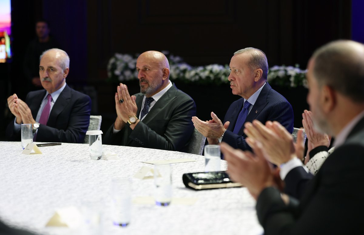 Bu akşam güzel İstanbul’umuzun 39 ilçesinden 950 muhtarımızla bir araya geldik. Soframızı teşrif eden her bir kardeşime şükranlarımı sunuyorum.

Mahalle ve köylerine hizmet mücadelelerinde muhtarlarımızın yanında olmayı sürdüreceğiz.