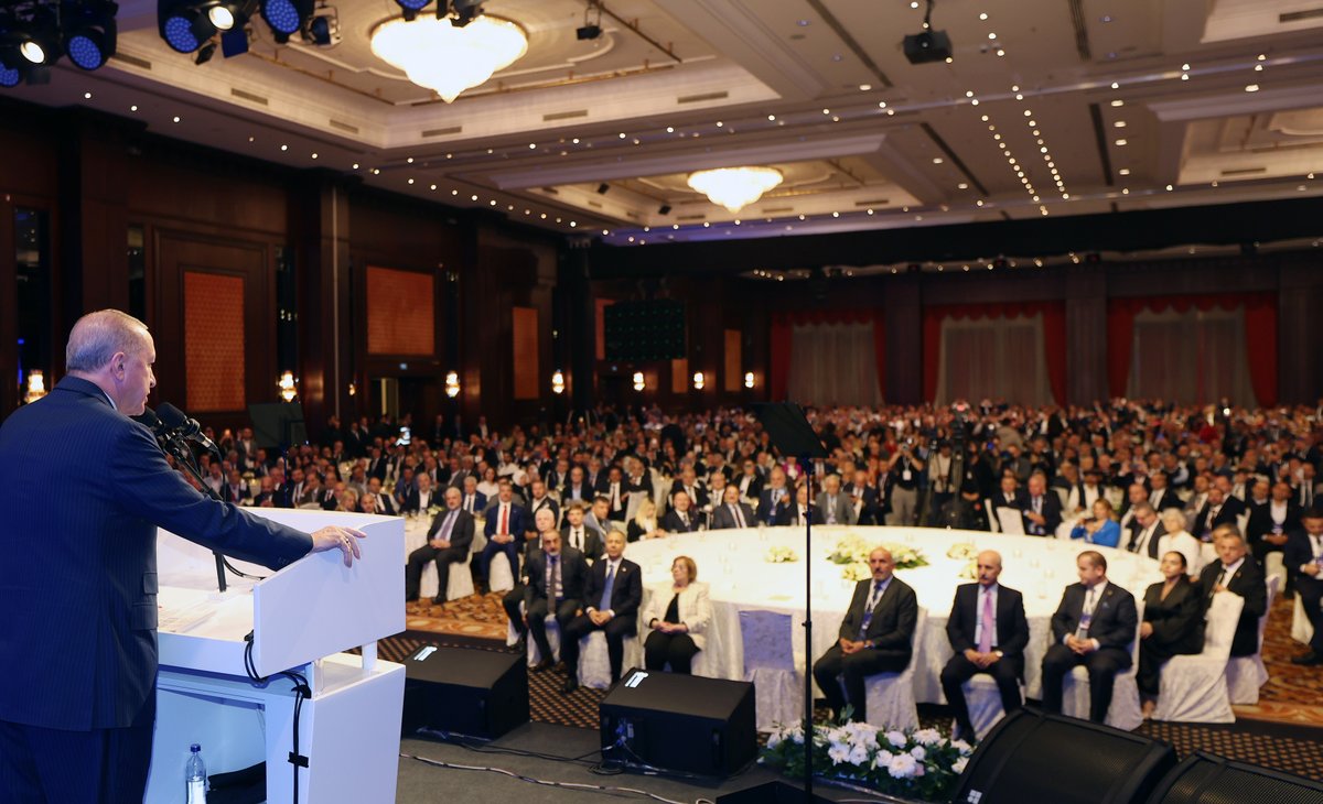 RTErdogan's tweet photo. Bu akşam güzel İstanbul’umuzun 39 ilçesinden 950 muhtarımızla bir araya geldik. Soframızı teşrif eden her bir kardeşime şükranlarımı sunuyorum.

Mahalle ve köylerine hizmet mücadelelerinde muhtarlarımızın yanında olmayı sürdüreceğiz.                                               

2015 yılında ilkini gerçekleştirdiğimiz muhtarlar toplantılarımızla, devletin zirvesiyle yerel demokrasinin sembolü olan muhtarlarımızı 53 defa bir araya getirdik.

Milletin Evi olarak tarif ettiğimiz Cumhurbaşkanlığı Külliyesi, aynı zamanda muhtarlarımızın da evi haline dönüştü.

Türkiye’nin dört bir yanından 40 binden fazla muhtarımızla bir araya geldik, istişare ettik, ülkenin ve milletin meselelerine ortak akılla çözüm yolları aradık.

Son 22 yılda muhtarlarımızın güçlendirilmesi adına sayısız adım attık.

İçişleri Bakanlığımız bünyesinde bir Muhtarlar Daire Başkanlığı kurduk. 

Büyükşehir belediyelerinde muhtarlık işleri dairesi başkanlıkları, diğer belediyelerde de muhtarlık işleri müdürlükleri ihdas ettik.

19 Ekim’i tüm Türkiye’de Muhtarlar Günü olarak ilan ettik.

Muhtarlarımızın maaşlarını, sigorta primlerini ve diğer özlük haklarını, yaptıkları görevin seviyesine uygun hale getirdik.

Muhtarların ödemekle yükümlü oldukları SGK primlerini devlet olarak biz karşılıyoruz.

51 ilimizde 2024 yılı için planladığımız 179 hizmet binasından 98’i hizmete girdi, kalan 81 tanesinin inşaatı ise hızla devam ediyor.

2 sene önce hizmete açtığımız Ankara Muhtar Evi’yle Ankara’yı ziyaretlerinde muhtarlarımızın üzerinden büyük bir yükü aldık.

Başlattığımız Muhtar Bilgi Sistemi sayesinde muhtarlarımızın ihtiyaçlarını daha hızlı bir şekilde karşılama yanında merkezdeki birimlerimizle muhtarlarımızın bağını güçlendirdik.

Adrese Dayalı Kayıt Sistemi’ni muhtarlarımızın kullanımına açtık. 

İçişleri Bakanlığımız ile YÖK arasında imzalanan protokol doğrultusunda Muhtar Akademisi Projesi’ni devreye aldık.

İnşallah önümüzdeki dönemde Türkiye ekonomisi büyüdükçe, Türkiye’nin imkânları genişledikçe biz de bu hizmetleri çok daha ileriye taşıyacağız.