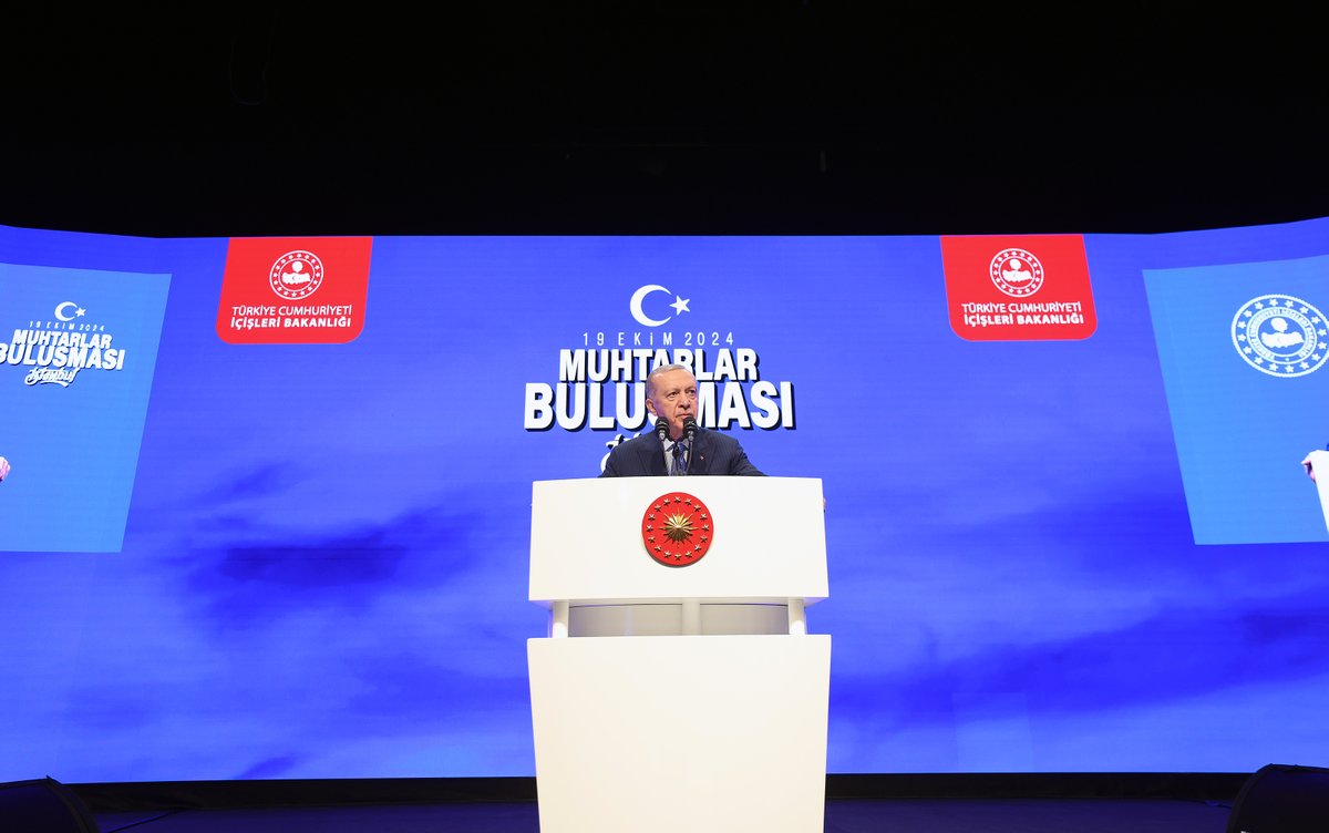 RTErdogan's tweet photo. Bu akşam güzel İstanbul’umuzun 39 ilçesinden 950 muhtarımızla bir araya geldik. Soframızı teşrif eden her bir kardeşime şükranlarımı sunuyorum.

Mahalle ve köylerine hizmet mücadelelerinde muhtarlarımızın yanında olmayı sürdüreceğiz.                                               

2015 yılında ilkini gerçekleştirdiğimiz muhtarlar toplantılarımızla, devletin zirvesiyle yerel demokrasinin sembolü olan muhtarlarımızı 53 defa bir araya getirdik.

Milletin Evi olarak tarif ettiğimiz Cumhurbaşkanlığı Külliyesi, aynı zamanda muhtarlarımızın da evi haline dönüştü.

Türkiye’nin dört bir yanından 40 binden fazla muhtarımızla bir araya geldik, istişare ettik, ülkenin ve milletin meselelerine ortak akılla çözüm yolları aradık.

Son 22 yılda muhtarlarımızın güçlendirilmesi adına sayısız adım attık.

İçişleri Bakanlığımız bünyesinde bir Muhtarlar Daire Başkanlığı kurduk. 

Büyükşehir belediyelerinde muhtarlık işleri dairesi başkanlıkları, diğer belediyelerde de muhtarlık işleri müdürlükleri ihdas ettik.

19 Ekim’i tüm Türkiye’de Muhtarlar Günü olarak ilan ettik.

Muhtarlarımızın maaşlarını, sigorta primlerini ve diğer özlük haklarını, yaptıkları görevin seviyesine uygun hale getirdik.

Muhtarların ödemekle yükümlü oldukları SGK primlerini devlet olarak biz karşılıyoruz.

51 ilimizde 2024 yılı için planladığımız 179 hizmet binasından 98’i hizmete girdi, kalan 81 tanesinin inşaatı ise hızla devam ediyor.

2 sene önce hizmete açtığımız Ankara Muhtar Evi’yle Ankara’yı ziyaretlerinde muhtarlarımızın üzerinden büyük bir yükü aldık.

Başlattığımız Muhtar Bilgi Sistemi sayesinde muhtarlarımızın ihtiyaçlarını daha hızlı bir şekilde karşılama yanında merkezdeki birimlerimizle muhtarlarımızın bağını güçlendirdik.

Adrese Dayalı Kayıt Sistemi’ni muhtarlarımızın kullanımına açtık. 

İçişleri Bakanlığımız ile YÖK arasında imzalanan protokol doğrultusunda Muhtar Akademisi Projesi’ni devreye aldık.

İnşallah önümüzdeki dönemde Türkiye ekonomisi büyüdükçe, Türkiye’nin imkânları genişledikçe biz de bu hizmetleri çok daha ileriye taşıyacağız.