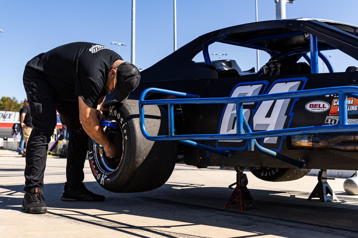 SMARTMods_'s tweet image. It’s fast &amp;amp; furious halfway through practice for the #SMARTmods at @NWBSpeedway. 

Tune into @FloRacing at 3:30pm for qualifying. 

📷 @DavidKatz86