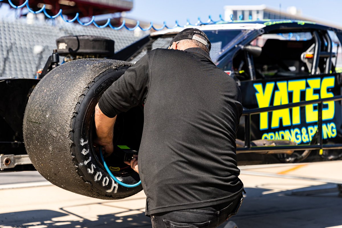 SMARTMods_'s tweet image. It’s fast &amp;amp; furious halfway through practice for the #SMARTmods at @NWBSpeedway. 

Tune into @FloRacing at 3:30pm for qualifying. 

📷 @DavidKatz86