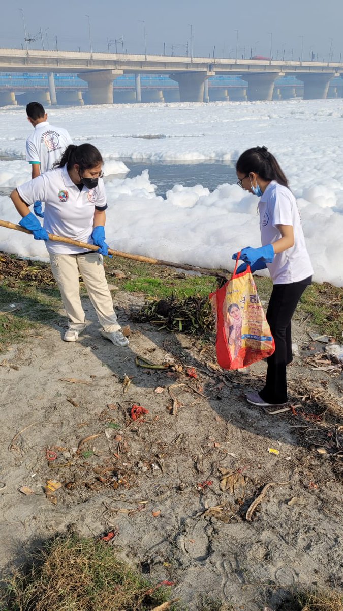 Dr_Nikita_'s tweet photo. Grateful for the incredible opportunity to be part of the Yamuna cleaning mission with YSS Foundation at Kalindi Kunj Ghat! ЁЯМКЁЯТЩ Small steps like these remind me how powerful collective action can be. Proud to make a difference! ЁЯТкЁЯМ┐ #MyYamunaStory #CleanYamuna #YSSFoundation https://t.co/uzDxi1xjFZ