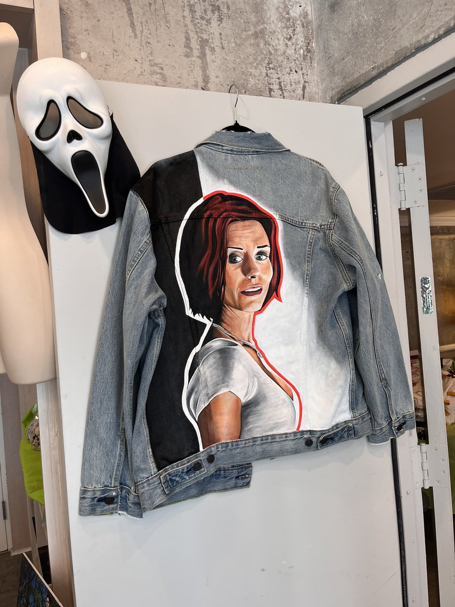 It’s official! <a href="/CourteneyCox/">Courteney Cox</a> is back! #scream7 #galeweathers #scream #finalgirl