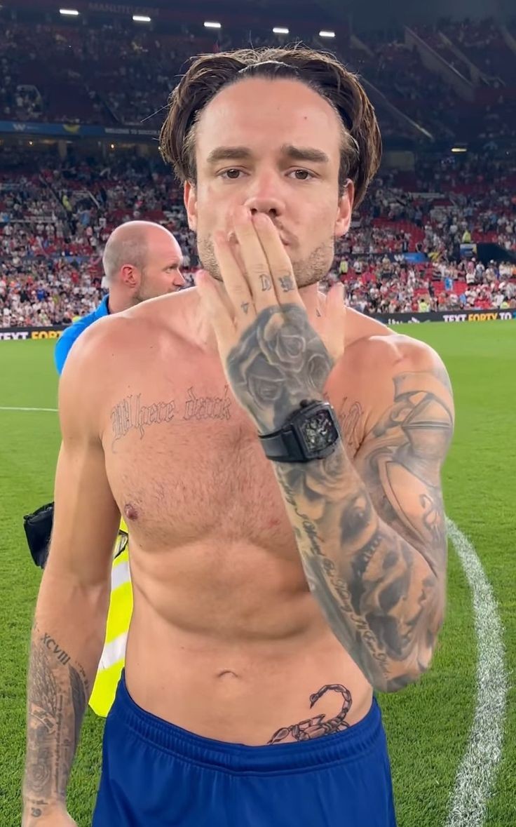 Fotos del cuerpo de Liam Payne 😍😍😍 miren lo hermoso que es dios mío después de jugar un partido para recaudar fondos para niños 🥺❤️‍🩹✨