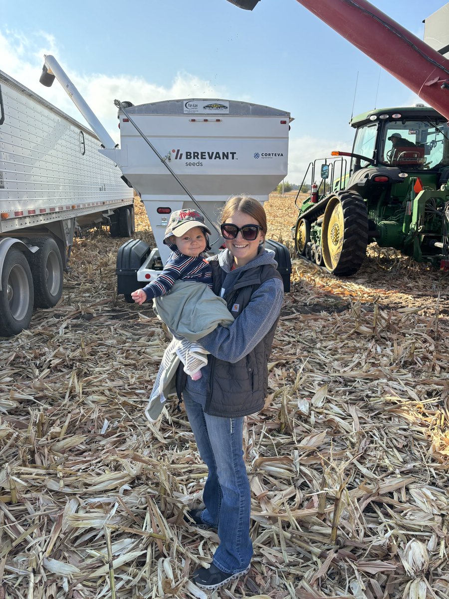 Beautiful fall morning for a North Central NE <a href="/BrevantseedsUS/">Brevant seeds U.S.</a> plot with the best help! 🍁🌽
#BrevantHarvest