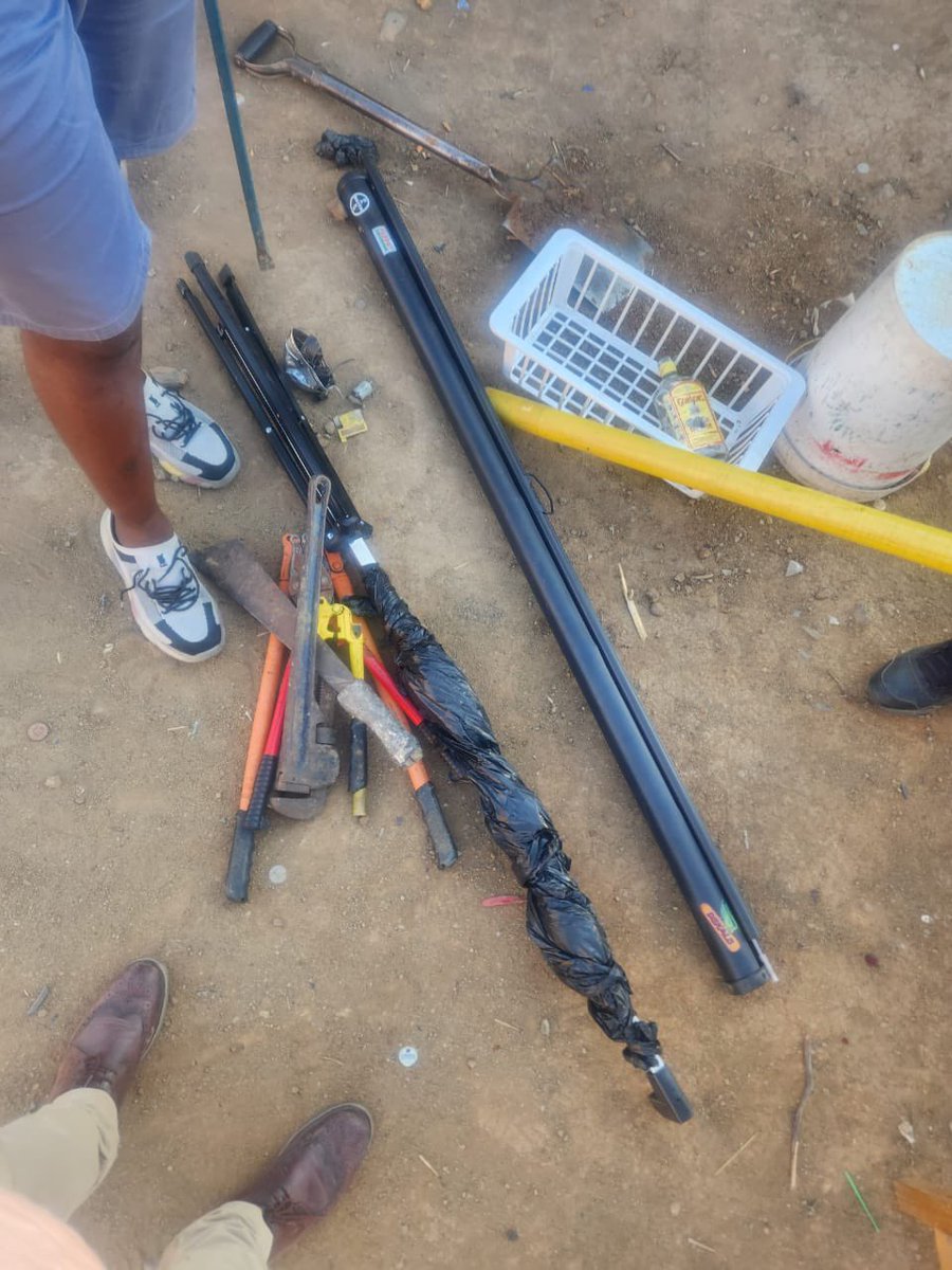 MalutiLocal's tweet image. Cable thief caught in Ward 2 Mphatlalatsane

For more: whatsapp.com/channel/0029Va…

@Eskom_SA @FreeCogtaHS 
@News24 @SABCNews @MorningLiveSABC @LesediFM @dailysunsa @SundayTimesZA @Kgosientsho_R @CyrilRamaphosa @PresidencyZA @City_Press