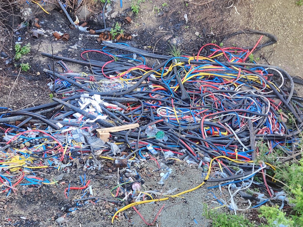 MalutiLocal's tweet image. Cable thief caught in Ward 2 Mphatlalatsane

For more: whatsapp.com/channel/0029Va…

@Eskom_SA @FreeCogtaHS 
@News24 @SABCNews @MorningLiveSABC @LesediFM @dailysunsa @SundayTimesZA @Kgosientsho_R @CyrilRamaphosa @PresidencyZA @City_Press