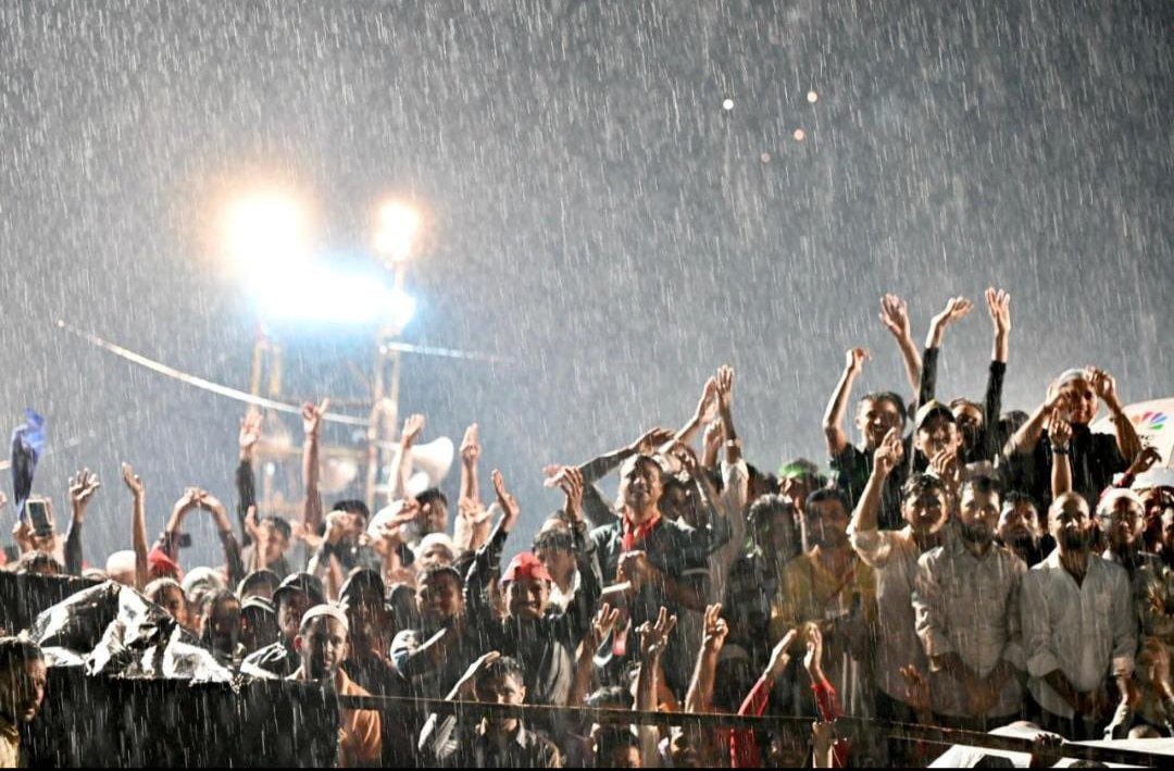 जानते हो ये लाखों उनके दीवाने हैं 
जिनके विरोधी अनगिनत लाइनो में हैं