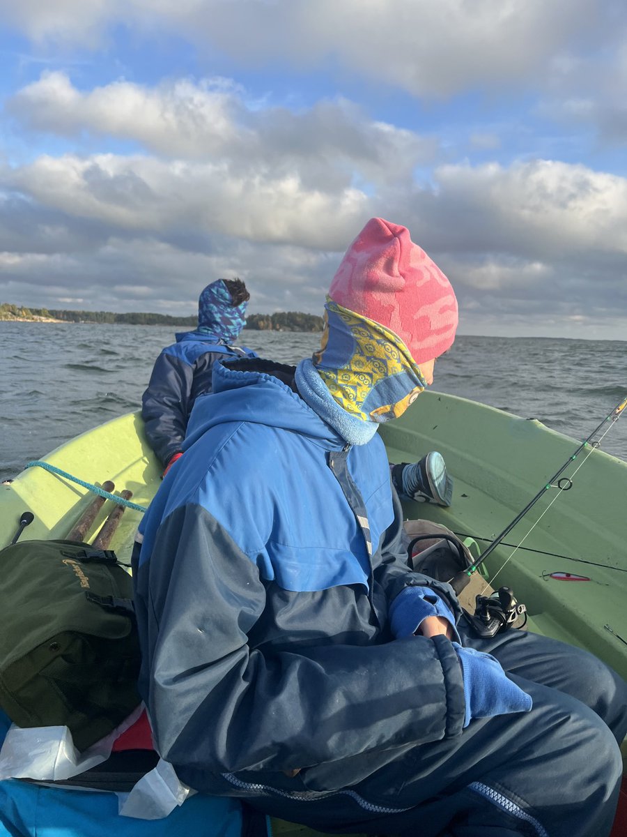 EevaSimo's tweet image. Mahtavaa syysloman viettoa jälleen kerran Kustavissa. Iniönaukon reunamat tarjosi jälleen parastaan. Upea päivä - reipas 6kg isoin vonkale🐠🥳👊 #isäpojat #perhe #pappa #hauki #kustavi