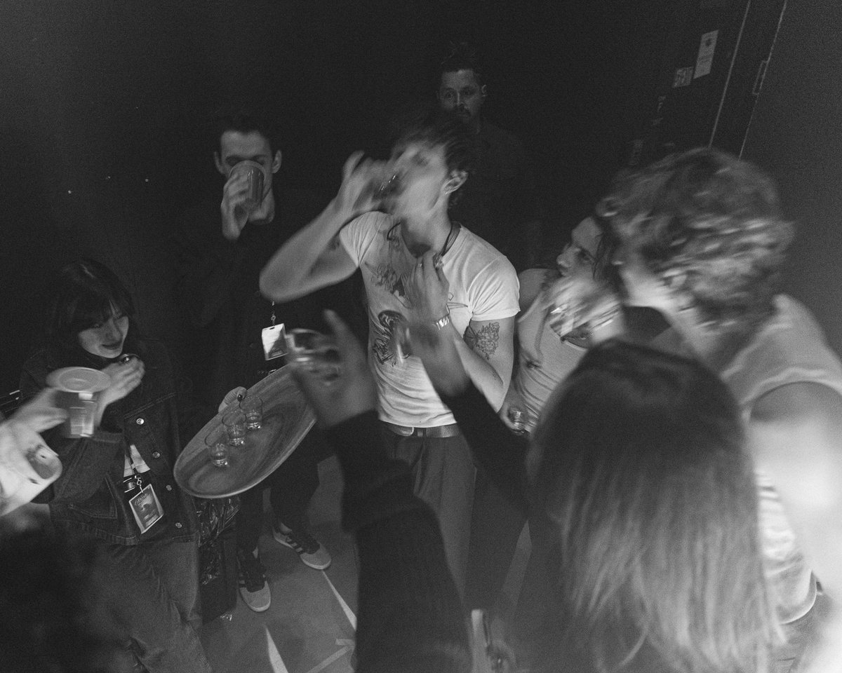 ShawnMendes's tweet image. FRIENDS AND FAMILY IN NEWYORK

on and off stage ♥️