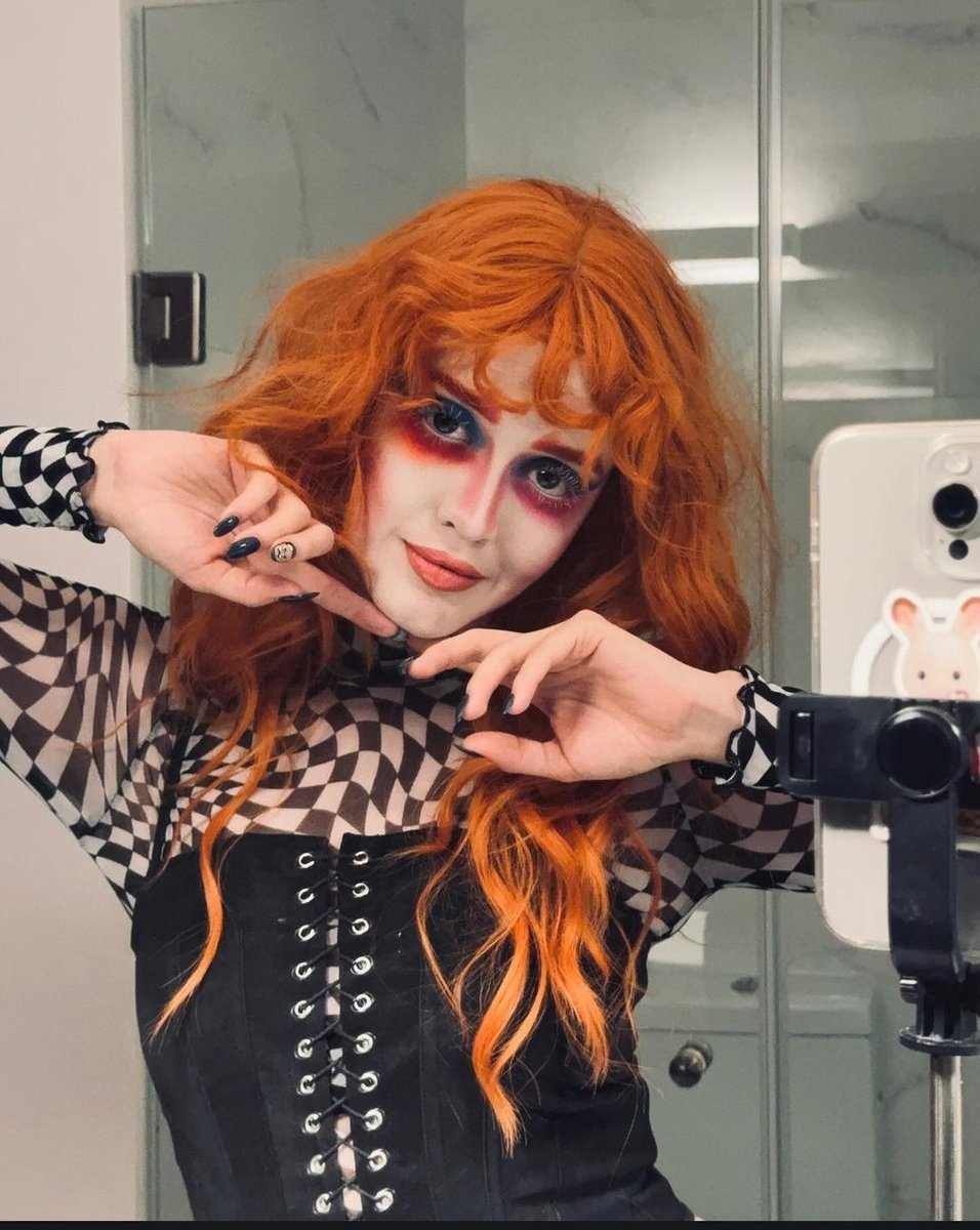 LasSalmoncitas's tweet photo. 📳|| Nuevas fotos en Instagram 
¿Que maquillaje les gustó más? 🕯️ https://t.co/EWfUCzI1bl