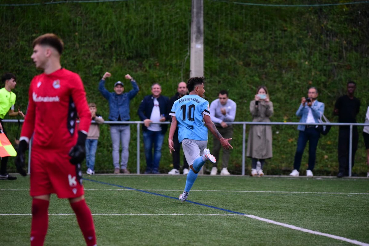Antiguoko's tweet photo. 🔚 𝗙𝗜𝗡𝗔𝗟 

El Juvenil B vence a la @RealSociedad tras un auténtico partidazo en Berio (1-0).

✊ Aupa urdinak!! 🩵 https://t.co/I3fLBHQE03