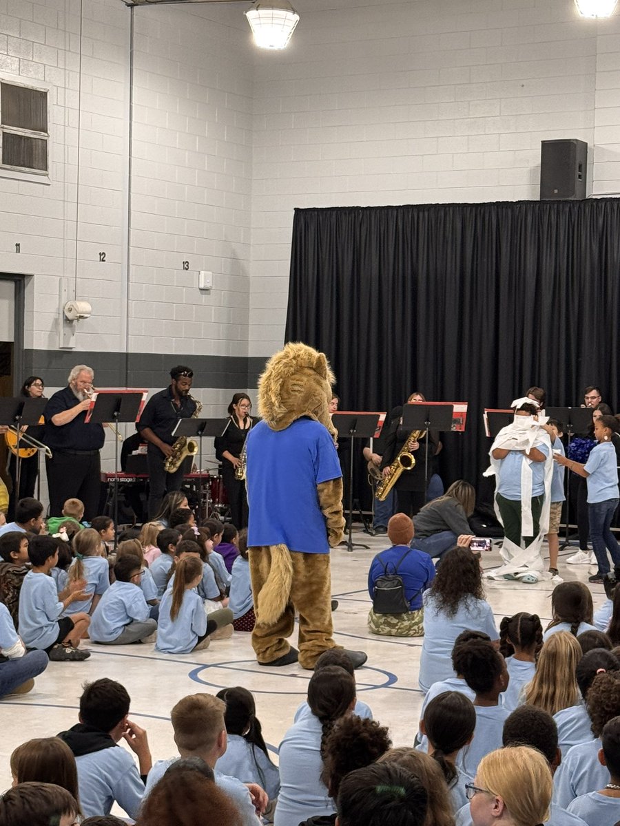 OCPresGDW's tweet photo. Once again, the @OdessaCollege team visited an @EctorCountyISD elementary school, Ireland, in an attempt to encourage the students to cultivate and grow their inner super hero. We need them to be all they can be! #PostOC #PositivelyOC https://t.co/4qarqpQRPI