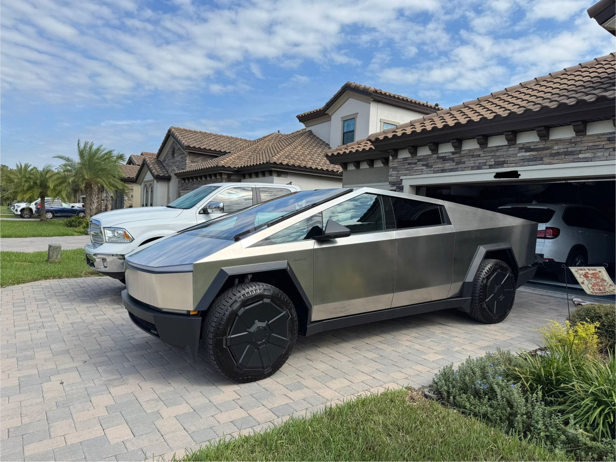 joegonzalezphd's tweet photo. Just picked up my foundation series on Wednesday, wrap it up or clear PPF to preserve the Martian rover look? Initially I wanted to wrap it up, but now I’m digging the OG look. #Cybertruck #martian https://t.co/JP13INllCU