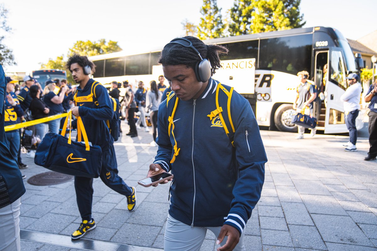 CalFootball's tweet photo. Bears on the scene 🏟️

#GoBears | #ALLIN https://t.co/mz4M2PdKpf