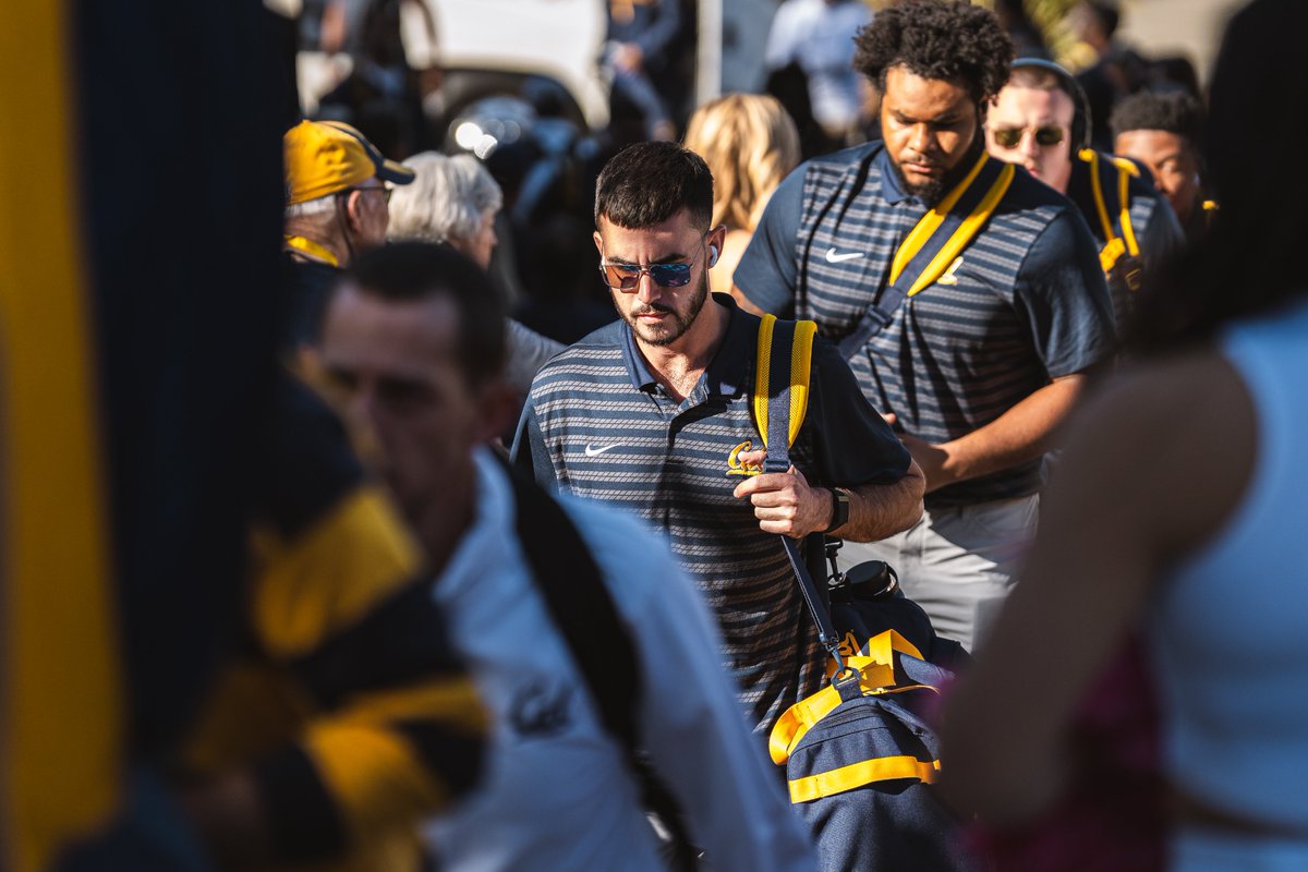 CalFootball's tweet photo. Bears on the scene 🏟️

#GoBears | #ALLIN https://t.co/mz4M2PdKpf