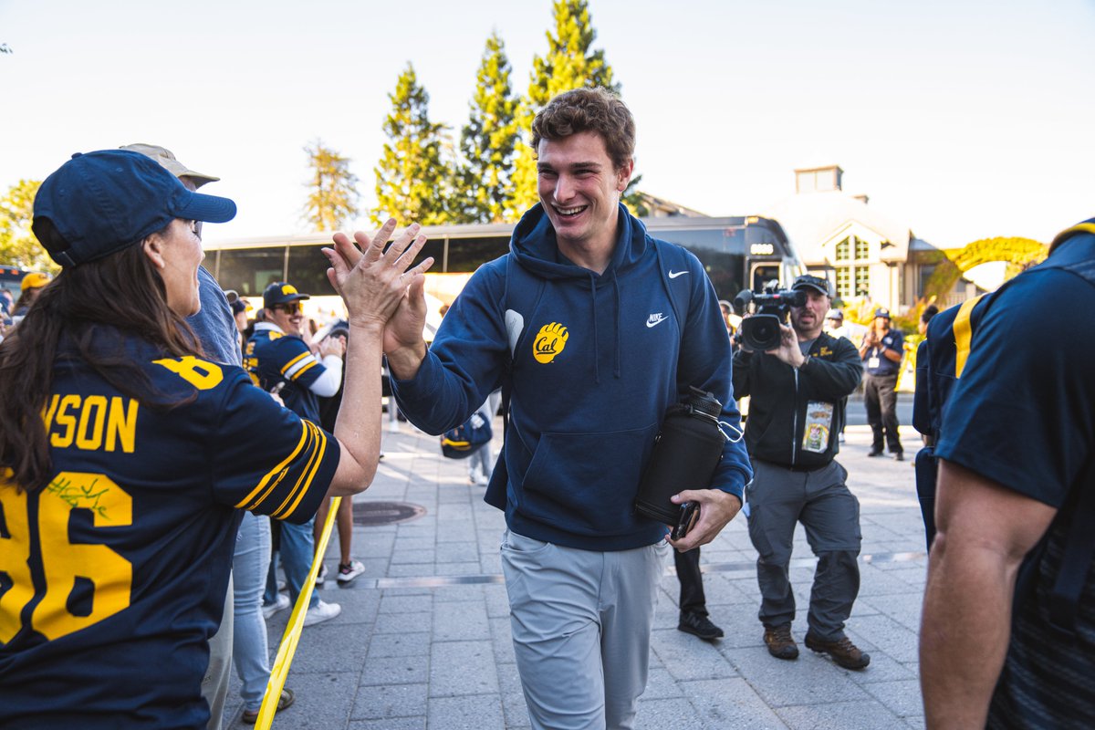 CalFootball's tweet photo. Bears on the scene 🏟️

#GoBears | #ALLIN https://t.co/mz4M2PdKpf