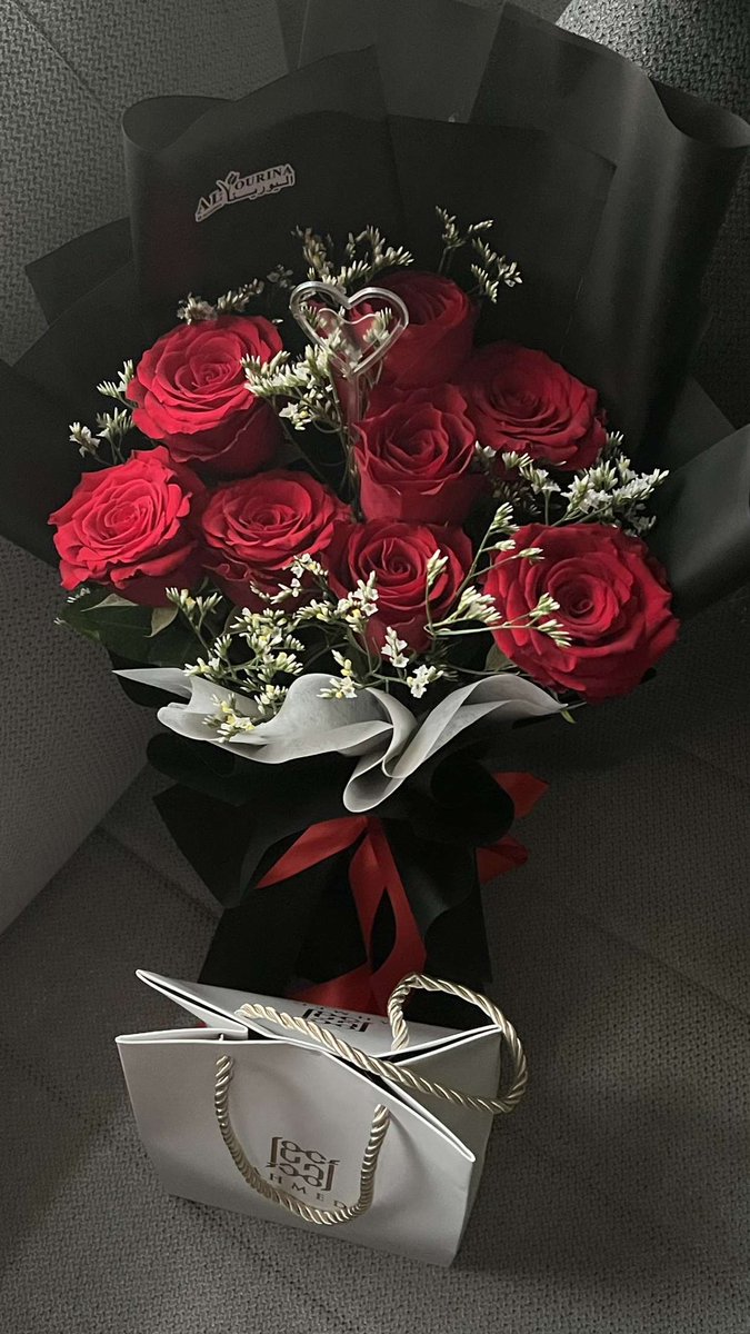 9tt_vi's tweet photo. متلازمة حُب الورد 🤎🤎🤎. https://t.co/g3cArg7I6x