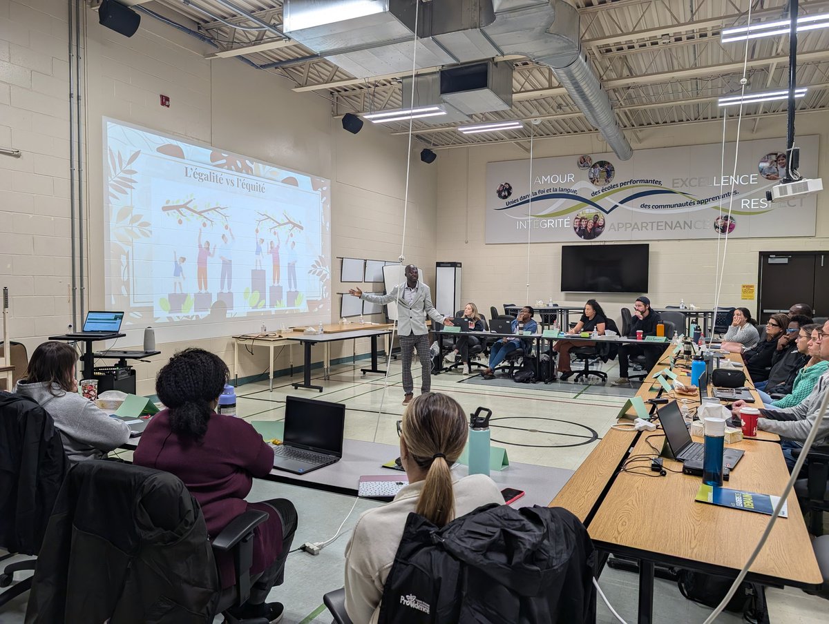 Xavier Manga @CSCP_EDI présente les fondements de l'équité, la diversité et l'inclusivité dans le cadre du programme des Leaders de demain <a href="/CscProvidence/">Csc Providence</a> <a href="/ESCStFXavier/">École secondaire catholique Saint-François-Xavier</a> <a href="/ESCLESSOR/">École secondaire catholique l'Essor</a> <a href="/ESCNotreDame/">École secondaire catholique Notre-Dame</a> <a href="/EECSteTherese/">École catholique Sainte-Thérèse</a> <a href="/ECSteJeannedArc/">École élémentaire catholique Sainte-Jeanne-d'Arc</a> <a href="/ECStDSavio/">École catholique Saint-Dominique-Savio</a> <a href="/EECStJdeBrebeuf/">École catholique Saint-Jean-de-Brébeuf</a> <a href="/EECMgrACaron/">École catholique Mgr-Augustin-Caron</a>
