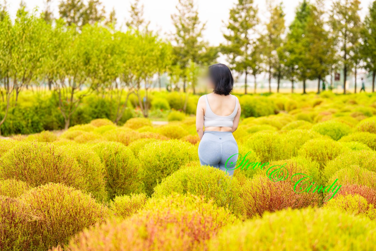 逛公园，最有趣的就是经过Cindy身边的每个成年男人，要么眼睛盯着Cindy的身材，要么趁着身边女伴不注意偷偷瞄几眼~~~ https://t.co/ruNMZlcWSl