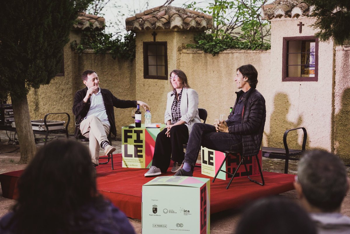 FestivalFile's tweet photo. Les pide @gemaesco que lean extractos de sus obras sobre sus madres. 

Estamos disfrutando mucho este gran encuentro #FILERM24 https://t.co/FrC503tRi5