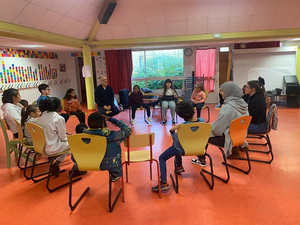 [DEMOS]  🎺 🎶 🎵  🎃 les ateliers de découverte des cuivres se poursuit  pour nos 15 nouveaux apprentis musiciens avec nos intervenants artistiques , et  les référentes sociales de l’AFAAM. !! Nous attendons les 90 enfants  de la nouvelle cohorte mardi prochain pour leur premier