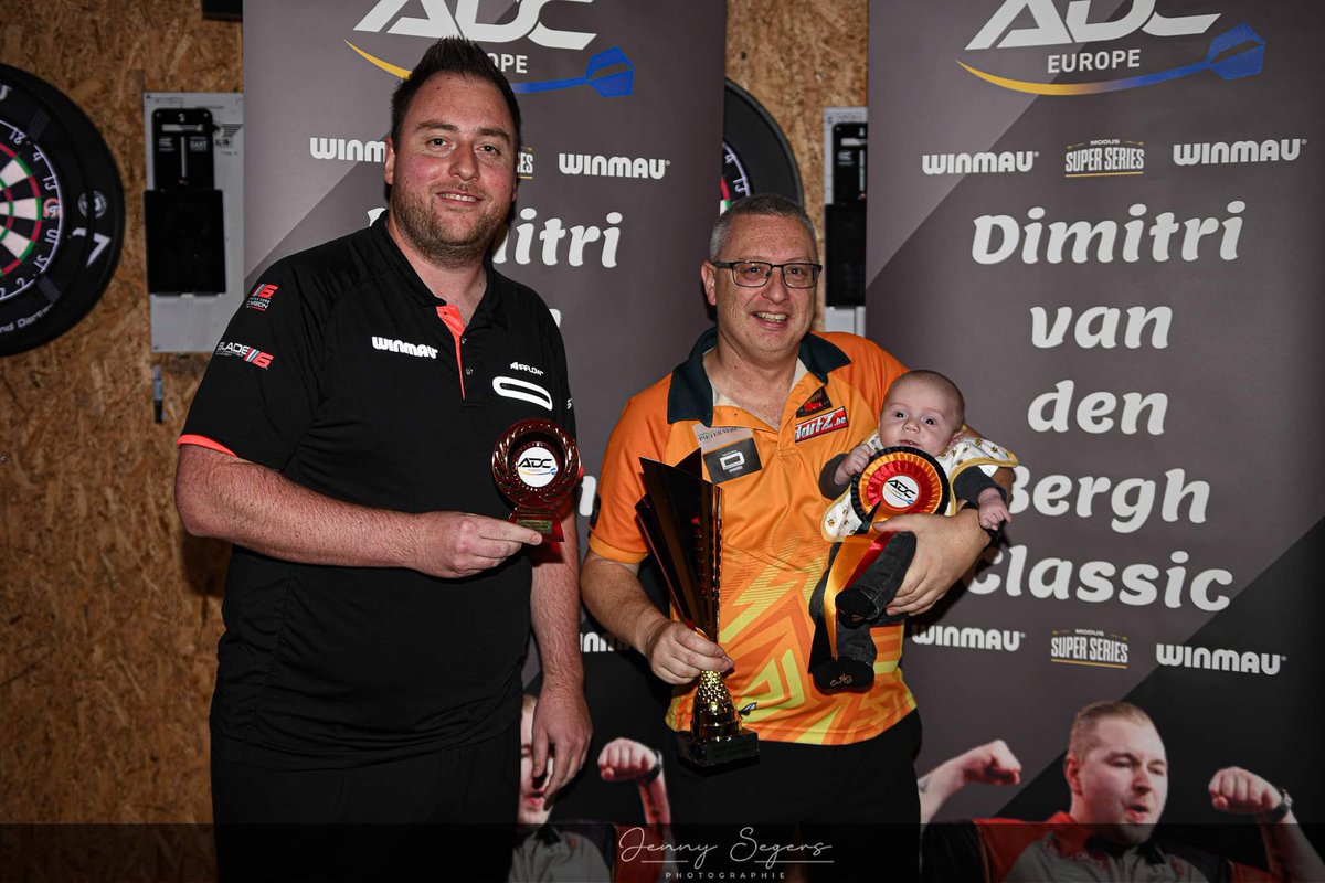 amateurdarts_eu's tweet photo. 𝐉𝐨𝐡𝐧 𝐃𝐞𝐬𝐫𝐞𝐮𝐦𝐚𝐮𝐱 𝐰𝐢𝐧𝐬 𝐃𝐕𝐃𝐁 𝐂𝐥𝐚𝐬𝐬𝐢𝐜 𝟐𝟎𝟐𝟒

Desreumaux 🇧🇪 qualifies himself for the ADC Global Championship 🌍 that will be held at the MODUS Live Lounge in Portsmouth 🏴󠁧󠁢󠁥󠁮󠁧󠁿 in December. 

For the full results:
https://t.co/Px2lOxS0Ko https://t.co/10uvjq6XNc