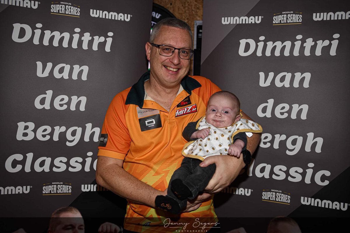 amateurdarts_eu's tweet photo. 𝐉𝐨𝐡𝐧 𝐃𝐞𝐬𝐫𝐞𝐮𝐦𝐚𝐮𝐱 𝐰𝐢𝐧𝐬 𝐃𝐕𝐃𝐁 𝐂𝐥𝐚𝐬𝐬𝐢𝐜 𝟐𝟎𝟐𝟒

Desreumaux 🇧🇪 qualifies himself for the ADC Global Championship 🌍 that will be held at the MODUS Live Lounge in Portsmouth 🏴󠁧󠁢󠁥󠁮󠁧󠁿 in December. 

For the full results:
https://t.co/Px2lOxS0Ko https://t.co/10uvjq6XNc