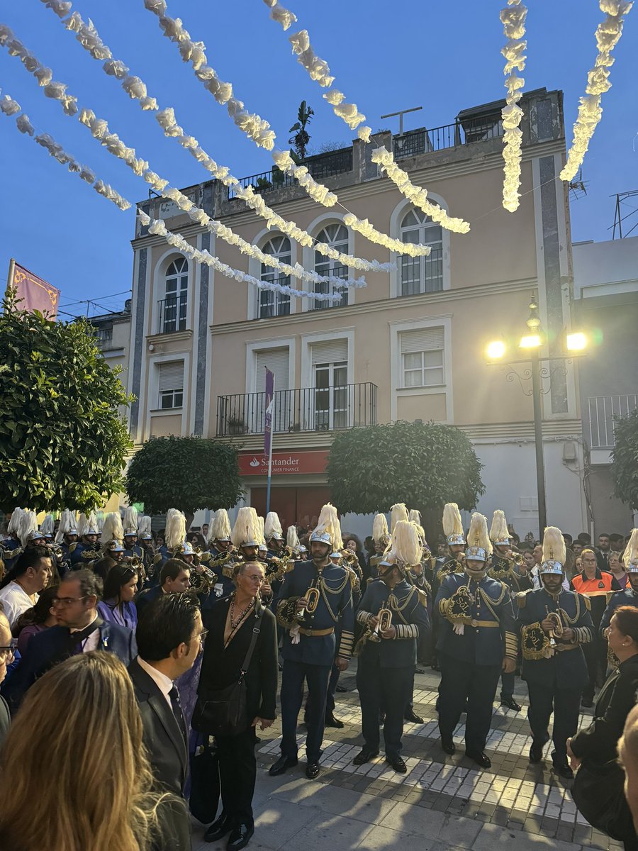 hdadjesusalgaba's tweet photo. El pasacalles de @bandasol , llega a la Iglesia de Nuestro Padre Jesús Nazareno.
#SonesdeSol
#JesusLaAlgaba #Madruga #MisionJesusLaAlgaba
#JesusdelosAbrazosInfinitos
#DamadeAzul
#MujerVestidadeSol https://t.co/wKaYX2duCE