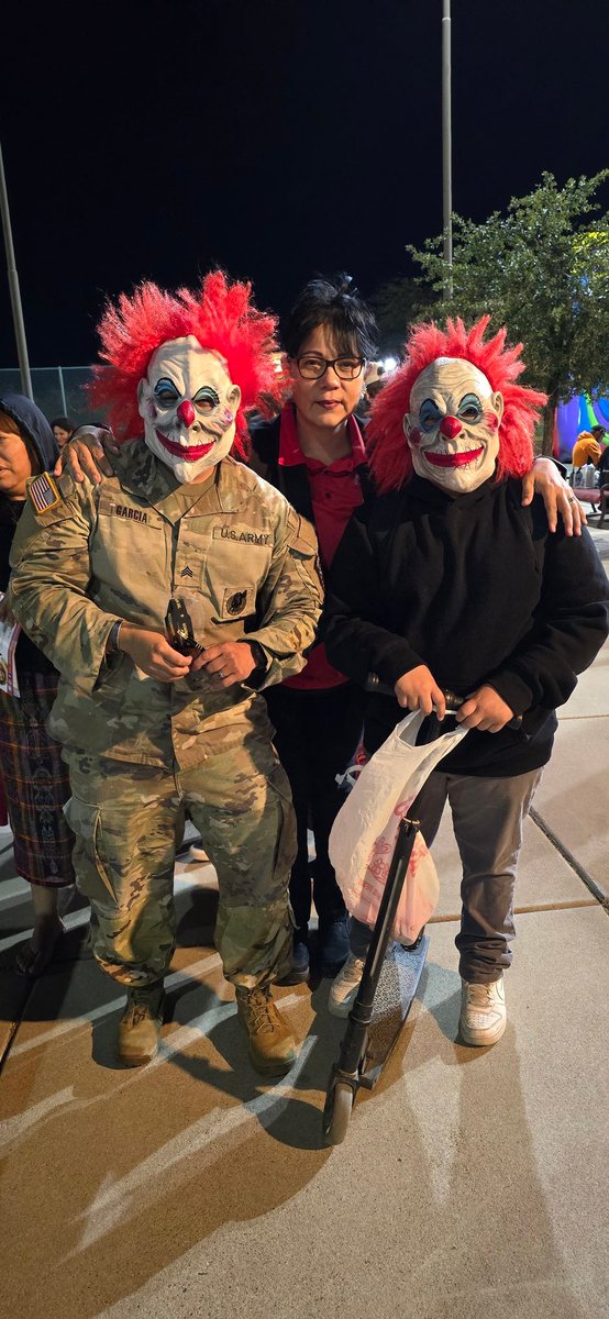 SuperMomsBW's tweet photo. 10/18/24Gracias por invitarnos  Desert West Community Center  City of Phoenix Parks and Recreation Department, a celebrar con la Comunidad una fiesta de Halloween¡Fue una noche increíble para los niño!,  ¡Fue muy divertido, dulces, premios, disfraces  y concursos.¡Fantástico!. https://t.co/5NbgDqMSAq