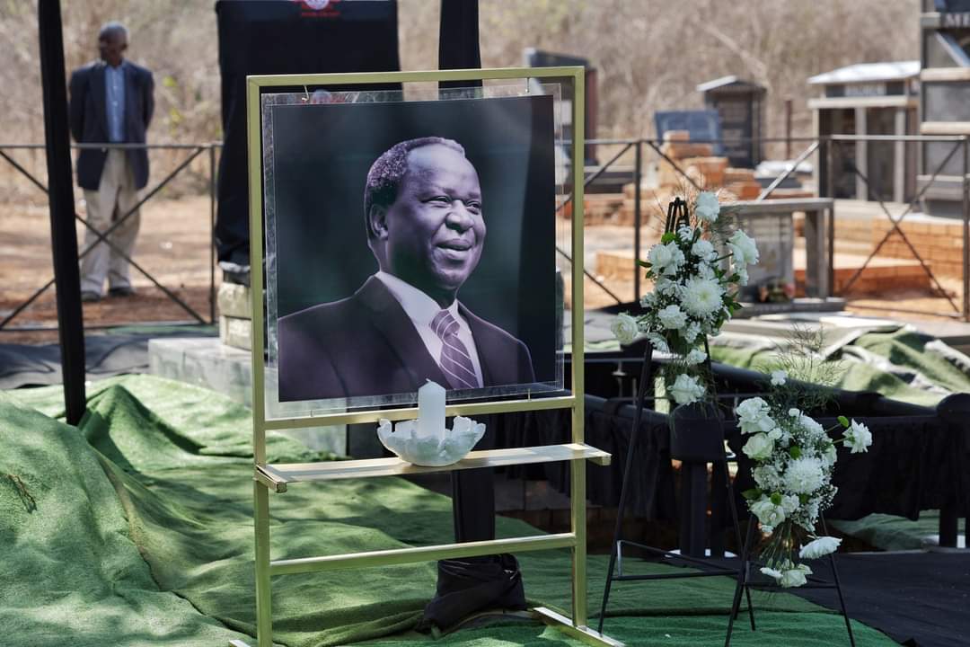 akotopam's tweet photo. 🇿🇦
#akotopamnews
Fare well, Mkonto. 
Etlela Hi Kurhula.  Mucanyi, Humana, Malwana! #RIPTitoMboweni 🤍🪦🕊️

President Cyril Ramaphosa: You acquitted yourself with dignity and with honour in the ANC, in government and beyond.

You depart this world with that dignity. https://t.co/mtSrmBKpZV