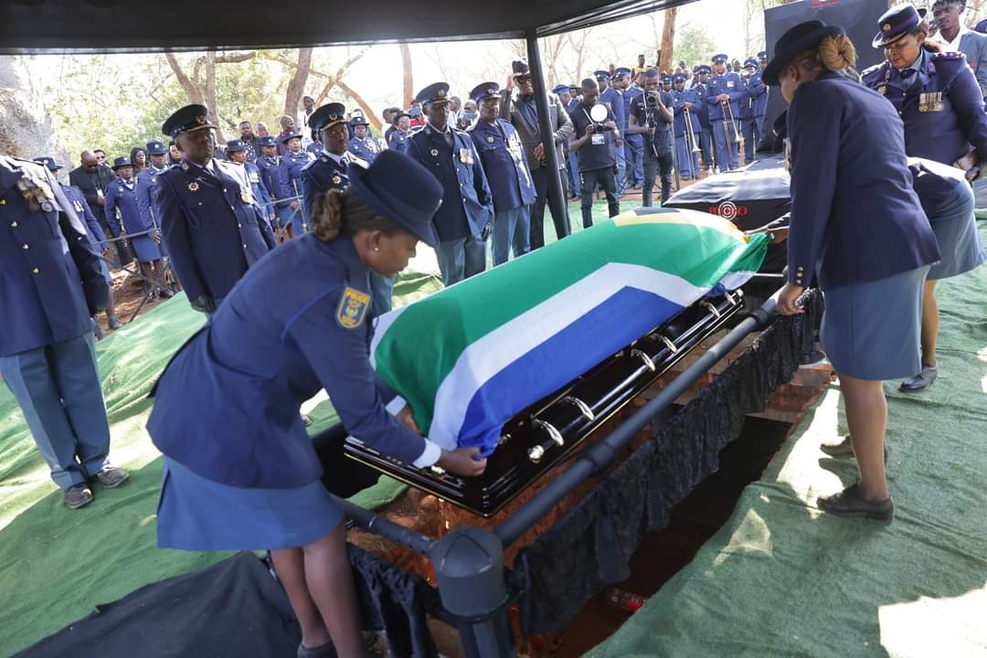 akotopam's tweet photo. 🇿🇦
#akotopamnews
Fare well, Mkonto. 
Etlela Hi Kurhula.  Mucanyi, Humana, Malwana! #RIPTitoMboweni 🤍🪦🕊️

President Cyril Ramaphosa: You acquitted yourself with dignity and with honour in the ANC, in government and beyond.

You depart this world with that dignity. https://t.co/mtSrmBKpZV