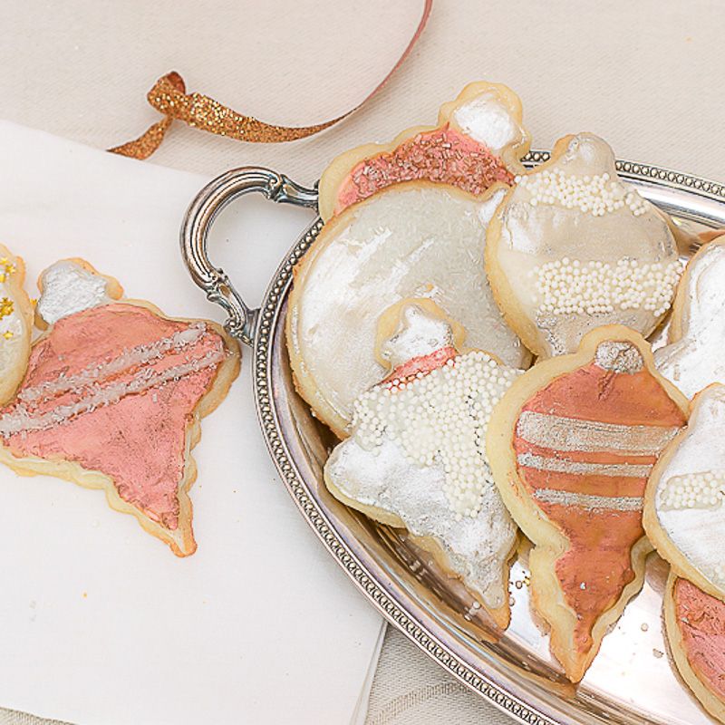 How to use metallic #ediblepaint for #paintedcookies, plus a #recipe for #sugarcookies and #royalicing. #lusterdust  bit.ly/496m3N7