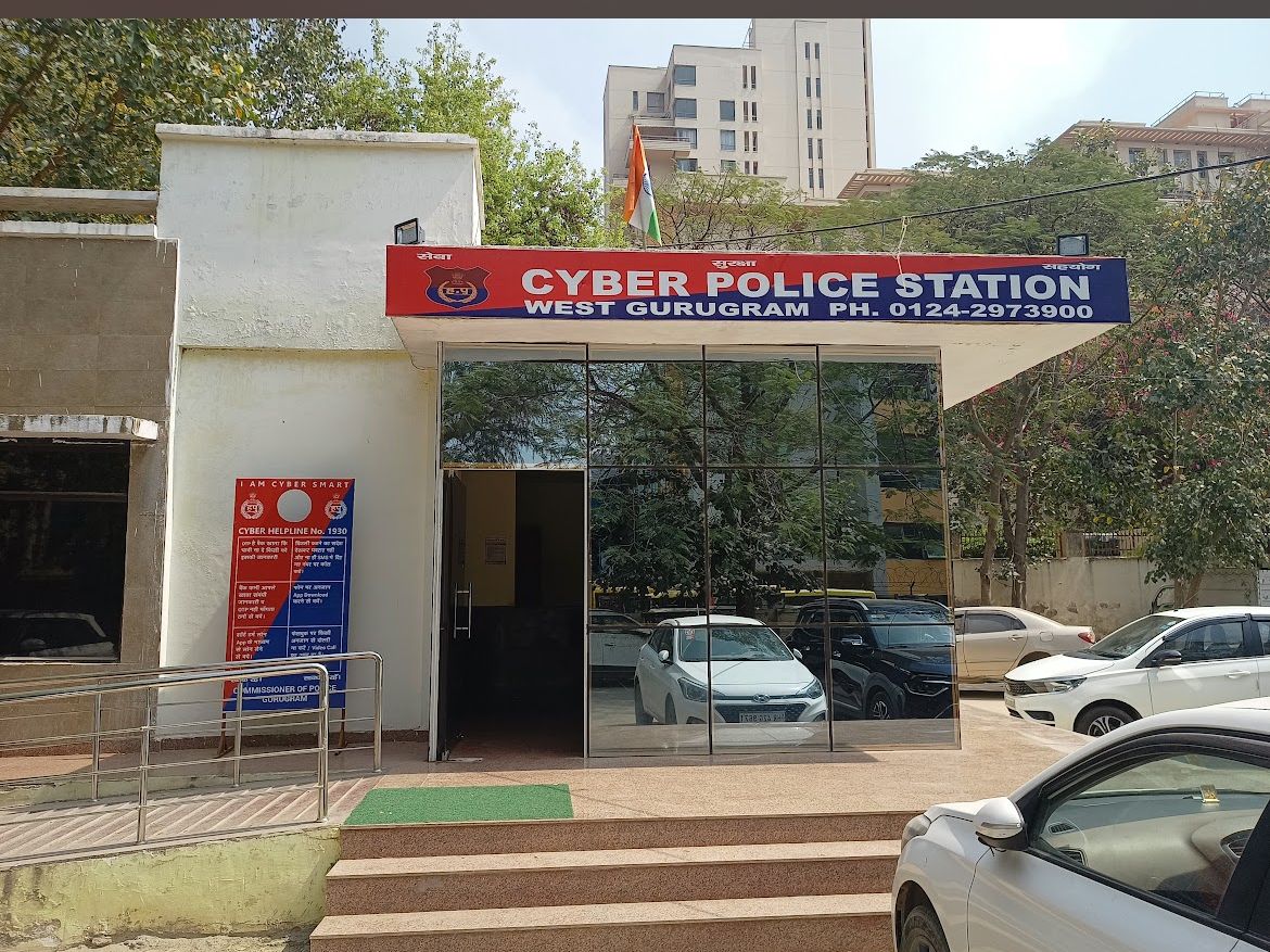 <a href="/UCOBankOfficial/">UCO Bank</a>
यूको बैंक जयपुर की मानसरोवर ब्रांच के सहायक प्रबंधक रामावतार मीना को <a href="/cyberpoliceggm/">Gurugram Cyber Police</a>
 बिना किसी वारंट और सूचना के जबरन उठाकर गुड़गांव ले गई। कसूर इतना है कि उसने CA A/C ओपन किए थे जिसमें फ्रॉड हो गए Iपुलिस से असली culprit तो पकड़े नहीं जाते, बैंकर को पकड़ ले गए I