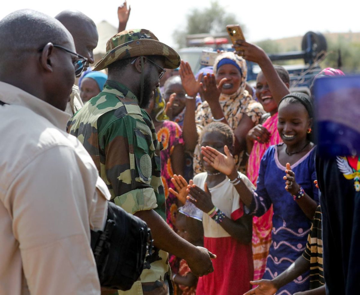 PR_Senegal's tweet photo. Le @PR_Diomaye s’est rendu ce jour à Bakel pour exprimer sa compassion aux familles touchées par les inondations. Face à cette situation, le gouvernement a débloqué 8 milliards de francs CFA pour une réponse immédiate et a fourni des vivres et des produits de première nécessité. https://t.co/oyXW8hGlAA