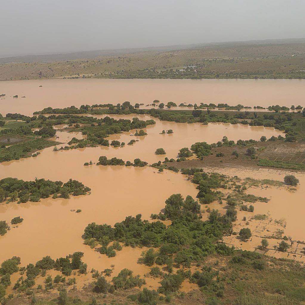 PR_Senegal's tweet photo. Le @PR_Diomaye s’est rendu ce jour à Bakel pour exprimer sa compassion aux familles touchées par les inondations. Face à cette situation, le gouvernement a débloqué 8 milliards de francs CFA pour une réponse immédiate et a fourni des vivres et des produits de première nécessité. https://t.co/oyXW8hGlAA