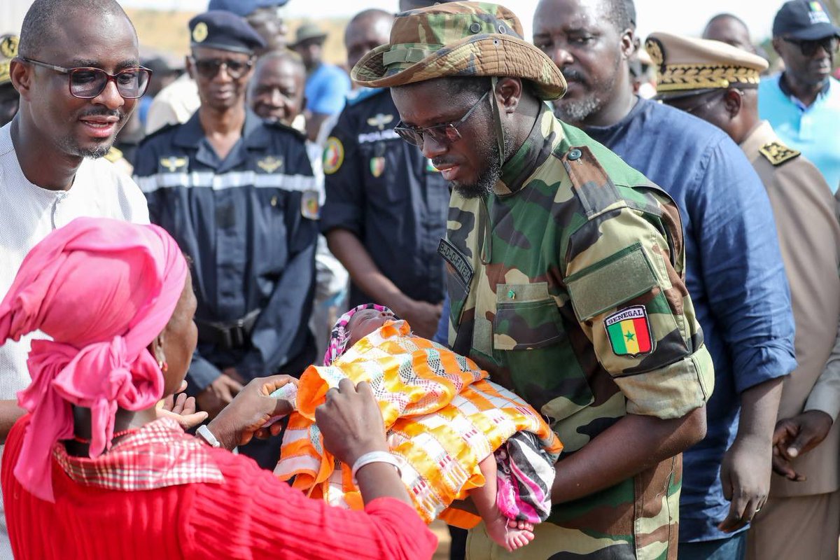 PR_Senegal's tweet photo. Le @PR_Diomaye s’est rendu ce jour à Bakel pour exprimer sa compassion aux familles touchées par les inondations. Face à cette situation, le gouvernement a débloqué 8 milliards de francs CFA pour une réponse immédiate et a fourni des vivres et des produits de première nécessité. https://t.co/oyXW8hGlAA